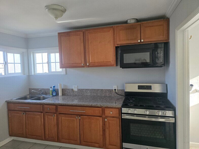 Kitchen - 4577 W 166th St