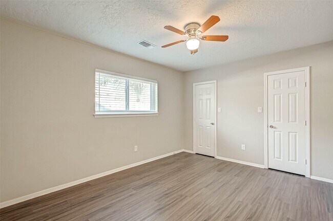 Building Photo - 910 Redway Ln