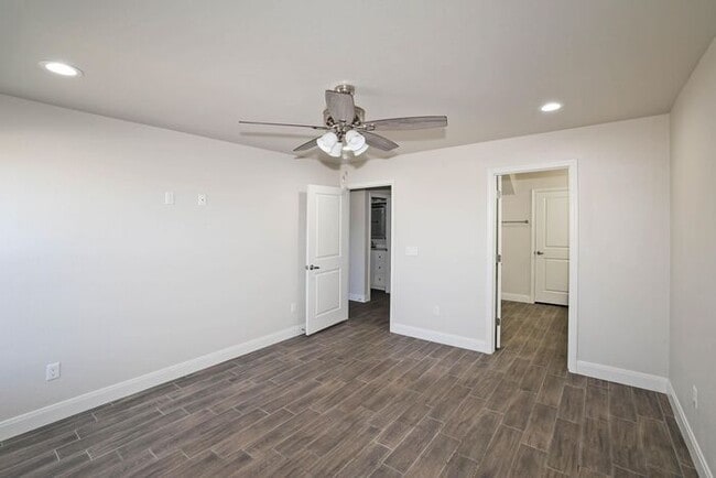 Building Photo - 7628 Woodford Ave