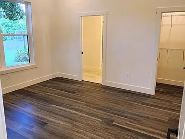 Building Photo - Bright & Modern Newly Built Home!!