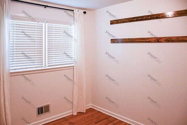 Building Photo - 3 Bed, 1 Bath Home with Garage in Prime Kansas City Location