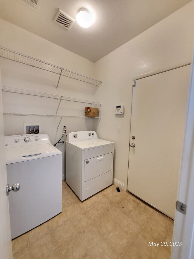 Building Photo - 8279 Pearl Diver Ct