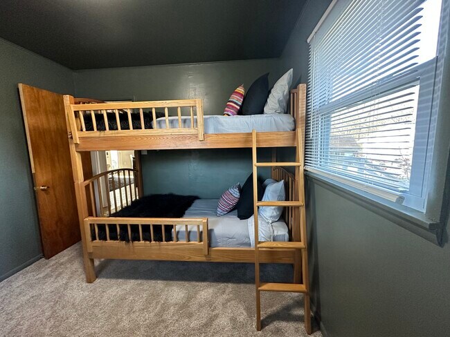 Building Photo - 2425 N Headley Rd