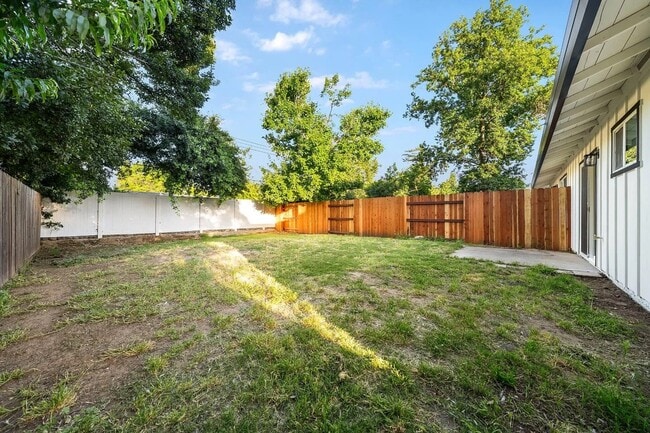 Building Photo - 5552 E Knoll Dr