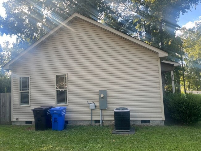 Building Photo - Beautiful Gem in the Heart of Angier!