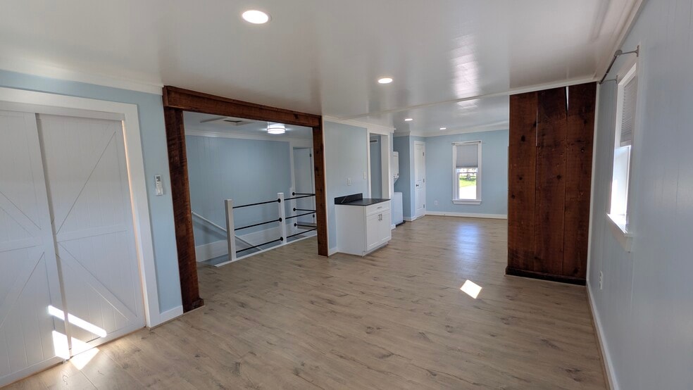 Building Photo - 207 Crowe Ave
