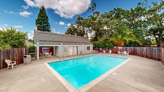 Building Photo - Serene 2 Bedroom 2 Bath Townhome in Windsor, CA with Carport Included!