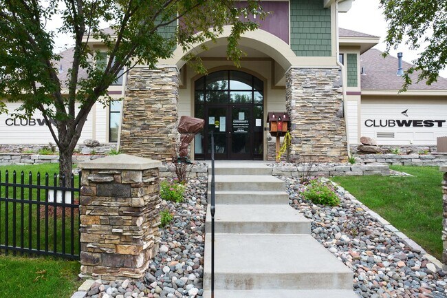 Building Photo - Spacious 4-Bed 3.5-Bath in Blaine - Available 6/10!
