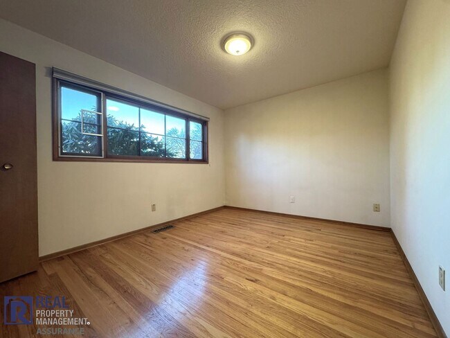 Building Photo - Charming 4 bedroom Rambler!