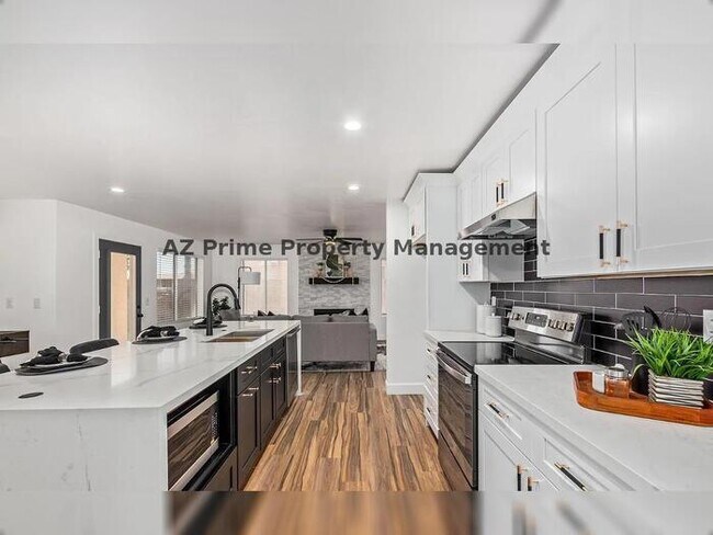 Building Photo - 4233 E Raven Rd
