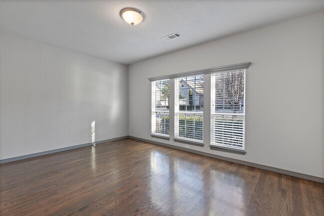 Building Photo - Luxury Living in a Gated Community
