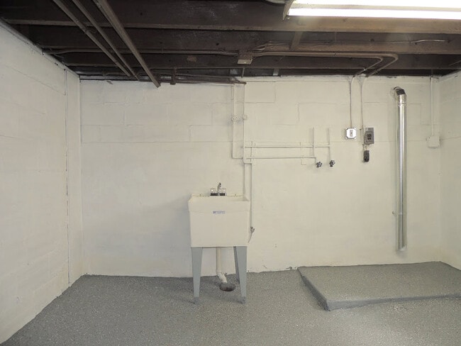 Building Photo - Renovated Colonial with 4 Beds - 1.5 Baths