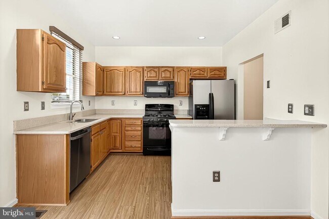 Building Photo - 14637 Stream Pond Dr