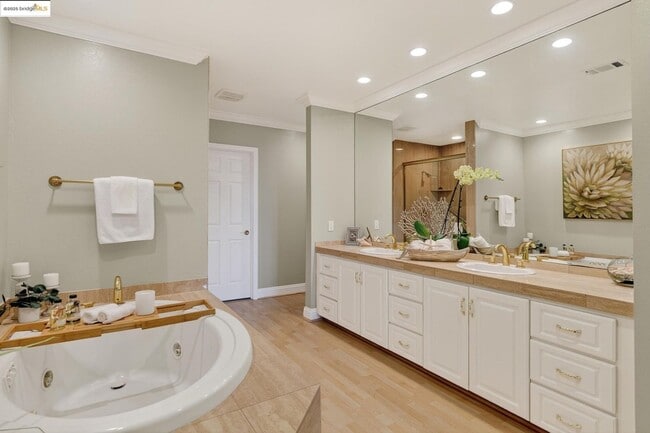 Building Photo - Four Bedroom Home with Panoramic Views