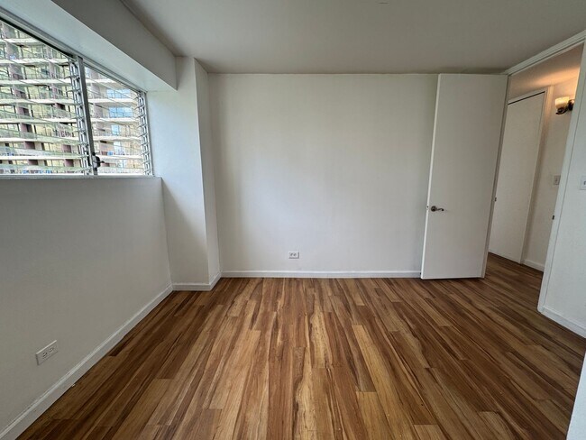 Building Photo - 2 Bed/1.5 Bath/1 Parking at Twin Towers in...