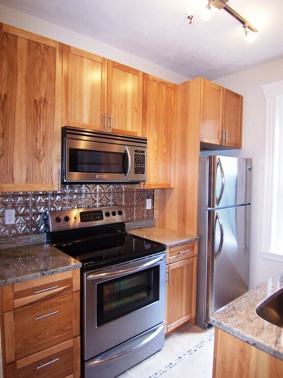 Building Photo - 61 Park Dr