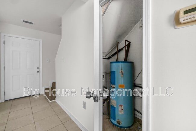 Building Photo - 3125 Heathcote Rd