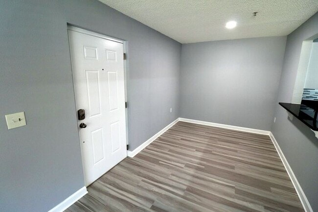 Building Photo - Newly renovated first floor condo! 2 bedrooms
