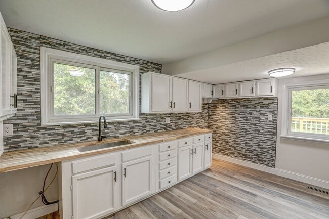 Building Photo - 2 Bdrm / 2 Bath - Remodeled Cottage in Johnson City