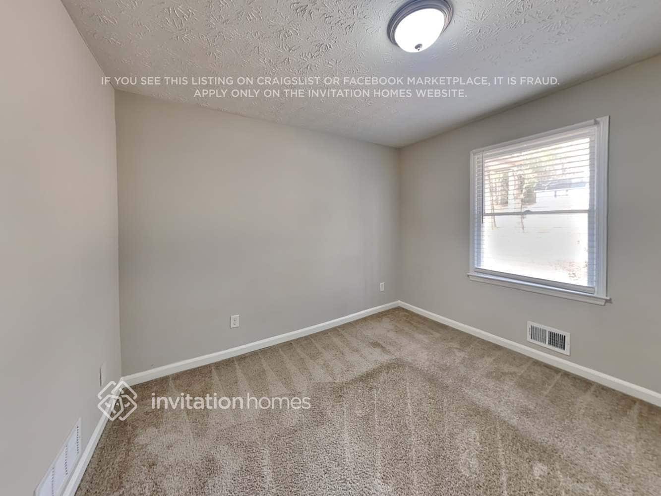 Building Photo - 300 E Country Woods Dr