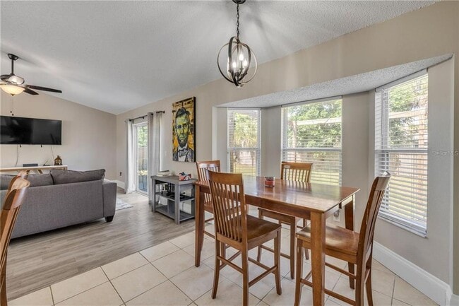 Building Photo - 2713 Needle Palm Dr