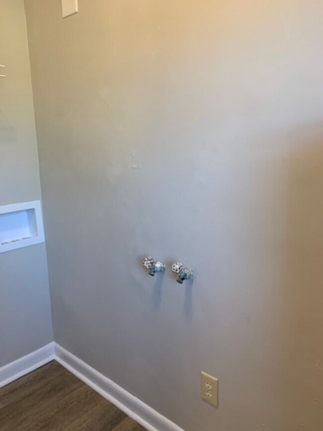 Building Photo - Cape Cod on Clay Mills Road!   251104