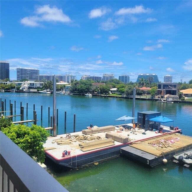 Building Photo - 9111 E Bay Harbor Dr