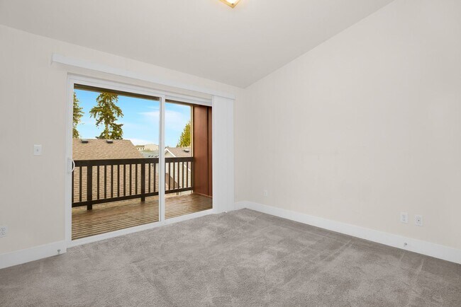 Building Photo - Efficient and Updated Townhouse Ready for Move-in!