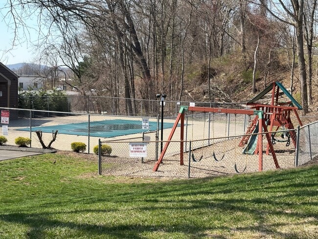 Building Photo - 166 Old Brookfield Rd