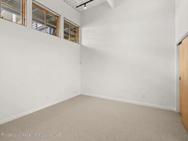 Building Photo - 231 Robinson St