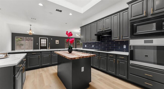 Building Photo - 2527 Crenshaw Dr