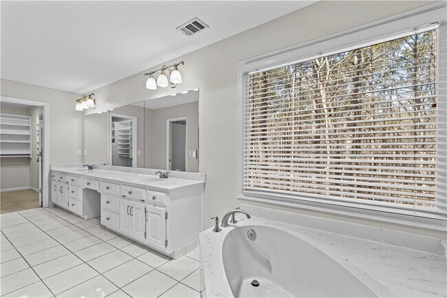 Building Photo - 3460 Goldenrod Dr