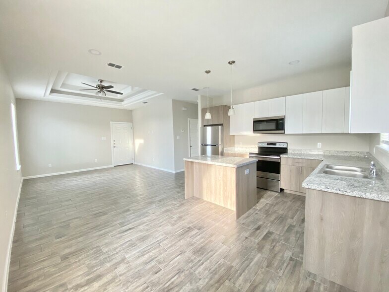 Building Photo - 805 W Sunset Valley St