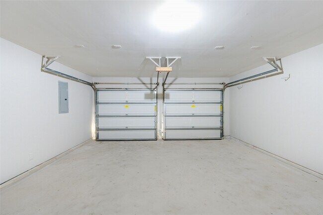 Building Photo - 5615 Stoneridge Ct