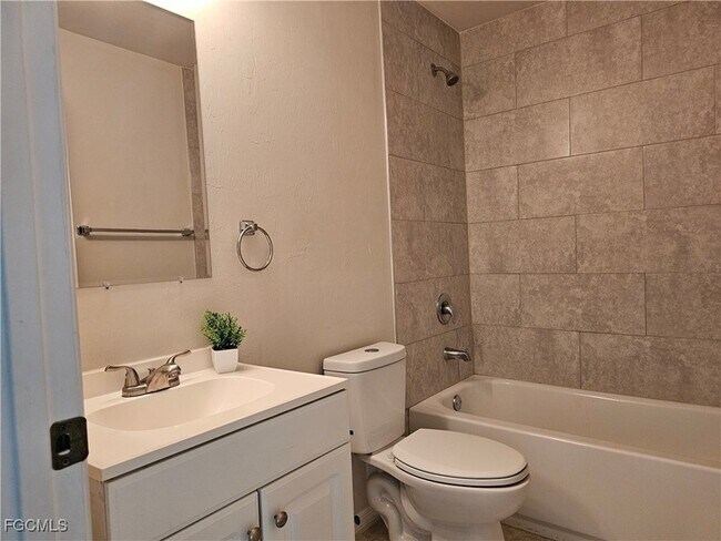 Building Photo - 545 SE 4th Terrace