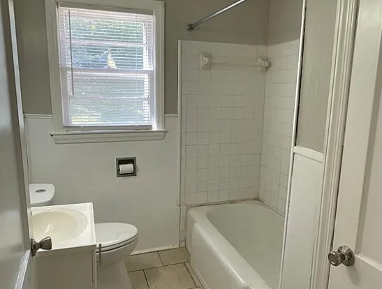 Building Photo - 3211 Pinewood Ave