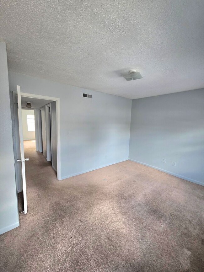 Building Photo - Palm West Condo - Wood