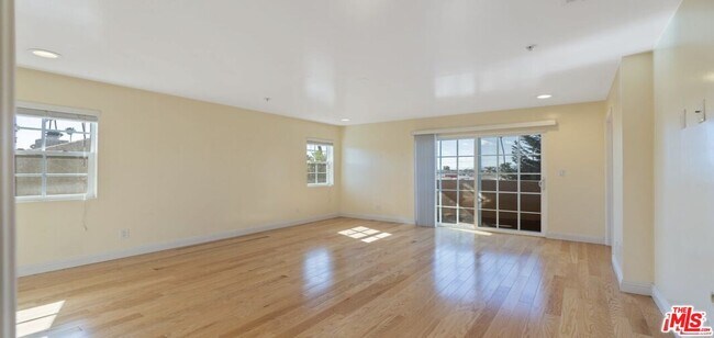 Building Photo - 2020 Hillcrest Dr