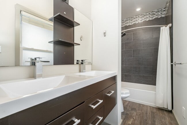 Building Photo - Incredible 3 BDRM / 2.5 BTH Franklin Home Available Now!