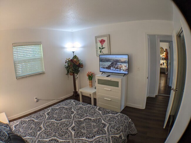 Building Photo - 2 Bed / 1 Bath Cozy Downtown Duplex Apartment