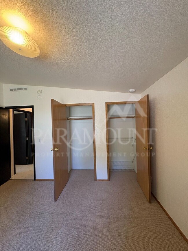 Building Photo - Spacious 3 Bedroom 2 Bathroom with yard space!