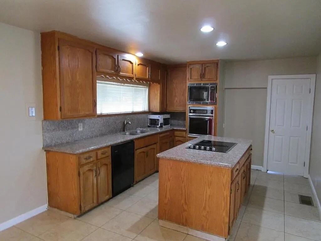 Building Photo - 1905 Claus Rd