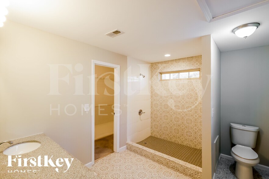 Building Photo - 2067 Longmeadow Ln