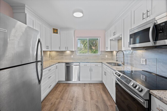 Building Photo - 421 S Lakeside Dr