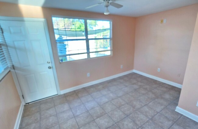 Building Photo - 2 Bedroom 1 Bath Home in St. Pete!