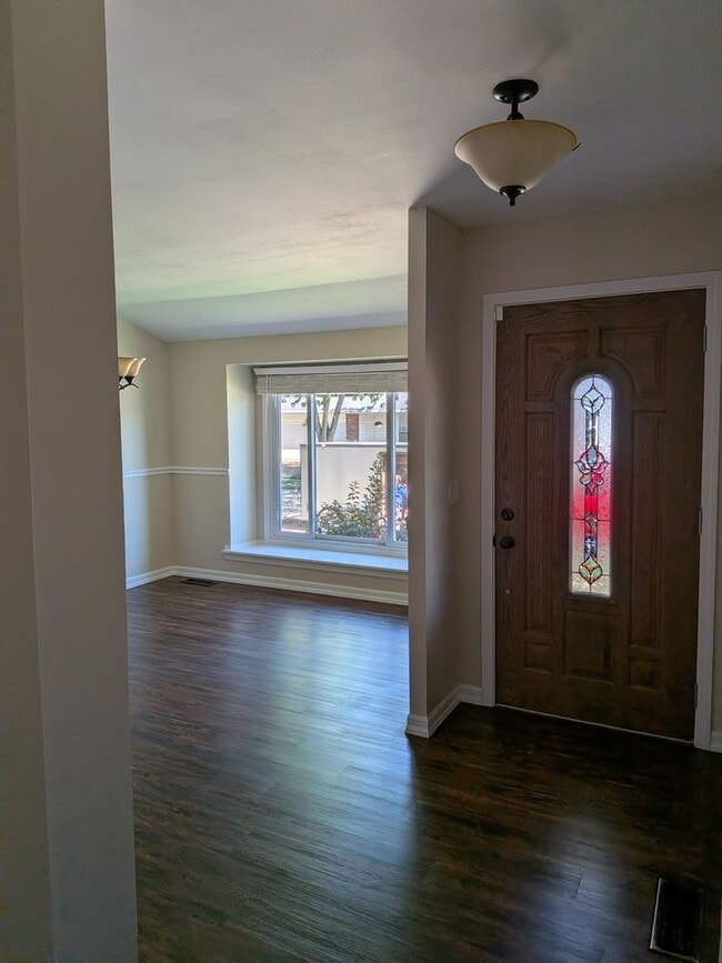 Building Photo - 3 bedroom 3 bathroom house with lots of extras