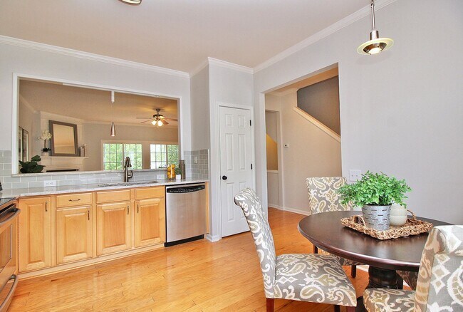 Building Photo - Townhome in South Park for Rent!