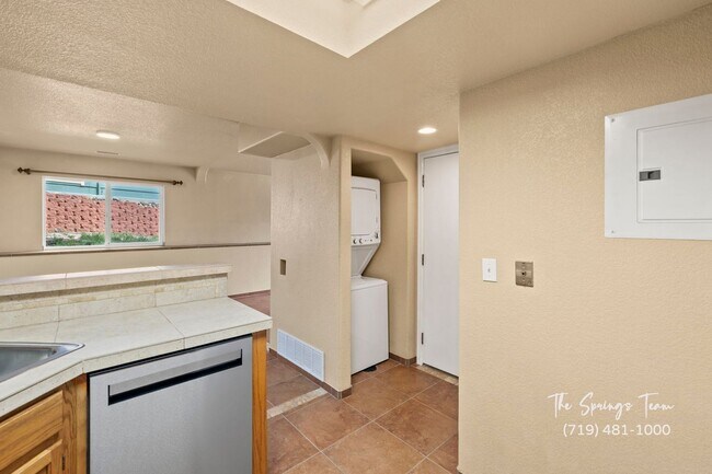 Building Photo - Spacious & Unique 3BD/2BA Townhome w/ Gara...