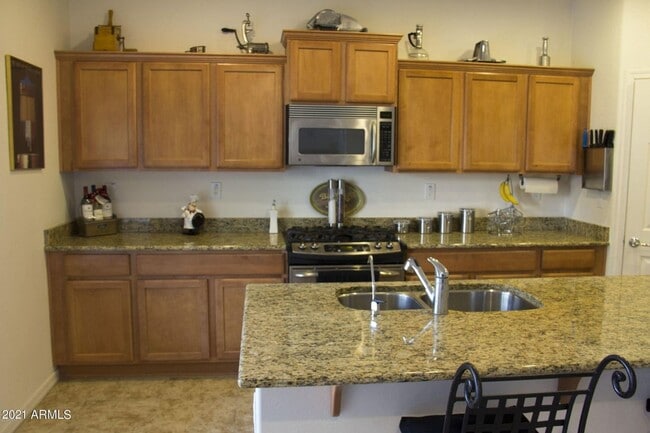 Building Photo - Charming 3 bedroom plus den and 2.5 bath home with full SOLAR !!