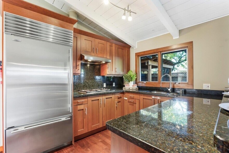 Building Photo - 2417 Johnson Pl